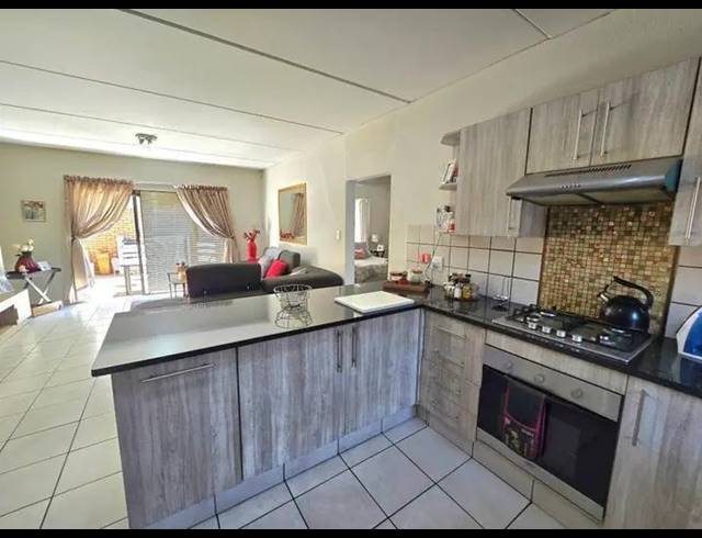 2 BEDROOM TOWNHOUSE FOR SALE IN GERMISTON WEST